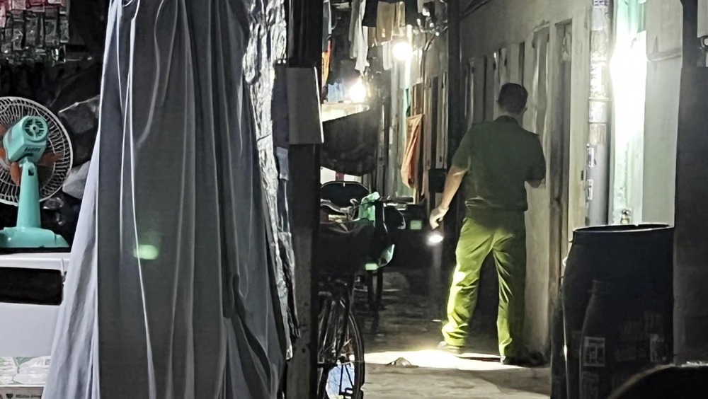 Lực lượng công an khám nghiệm hiện trường vụ án mạng. Ảnh: LA