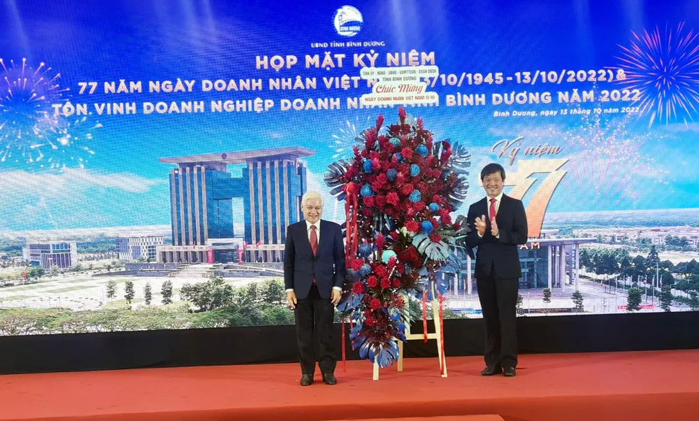 Ông Mai Hữu Tín, Chủ tịch Liên đoàn doanh nghiệp tỉnh Bình Dương (bìa phải) đại diện nhận hoa chúc mừng từ ông Nguyễn Văn Lợi, Bí thư tỉnh ủy Bình Dương. Ảnh: LÊ ÁNH Ông Mai Hữu Tín, Chủ tịch Liên đoàn doanh nghiệp tỉnh Bình Dương (bìa phải) đại diện nhận hoa chúc mừng từ ông Nguyễn Văn Lợi, Bí thư tỉnh ủy Bình Dương. Ảnh: LÊ ÁNH