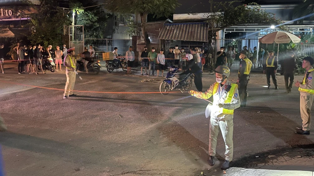 Lực lượng chức năng phong tỏa hiện trường điều tra vụ án mạng nghiêm trọng. Ảnh: Người dân cung cấp