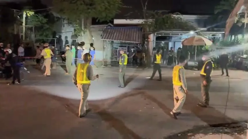 Lực lượng công an phong tỏa hiện trường điều tra vụ án mạng. Ảnh: LA Lực lượng công an phong tỏa hiện trường điều tra vụ án mạng. Ảnh: LA