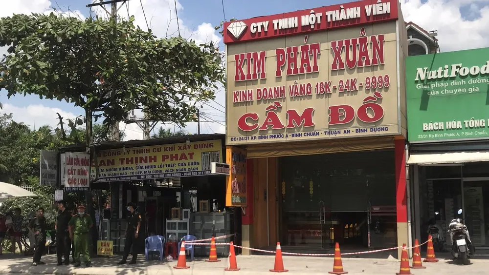 Tên cướp giả vờ mua vàng rồi bất ngờ dùng búa đập bể tủ kính cướp vàng. Ảnh: CACC Tên cướp giả vờ mua vàng rồi bất ngờ dùng búa đập bể tủ kính cướp vàng. Ảnh: CACC