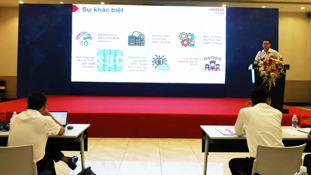 Đại diện các công ty giới thiệu các phần mềm nâng cao công tác đảm bảo an toàn thông tin. Ảnh: LA