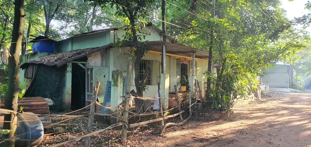 Dự án khu dân cư Thế kỷ 21 treo khiến người dân phải ở trong những ngôi nhà xập xệ, đi không được ở cũng không xong. Ảnh: LA