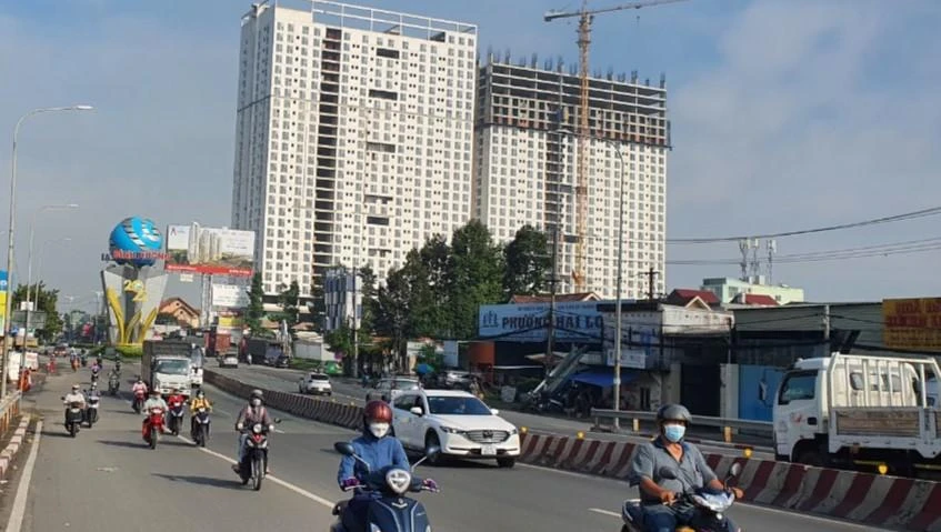 Dự án khu nhà ở cao tầng Roxana Plaza nằm giáp với TP.HCM nên được nhiều người dân chọn mua nhưng đang sợ mất trắng. Ảnh: LA