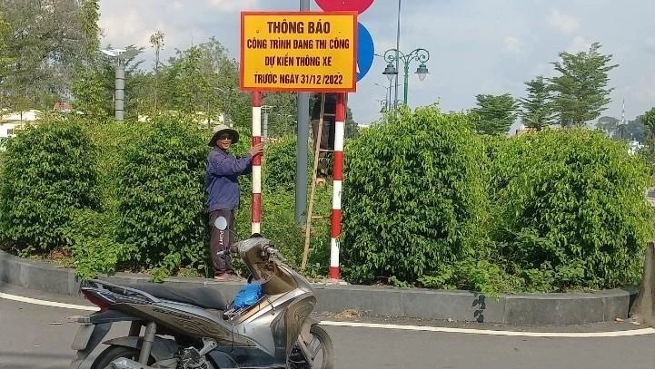 Đầu đoạn đường mới dựng biển thông báo cho người dân biết để lưu thông theo hướng khác. Ảnh: LA