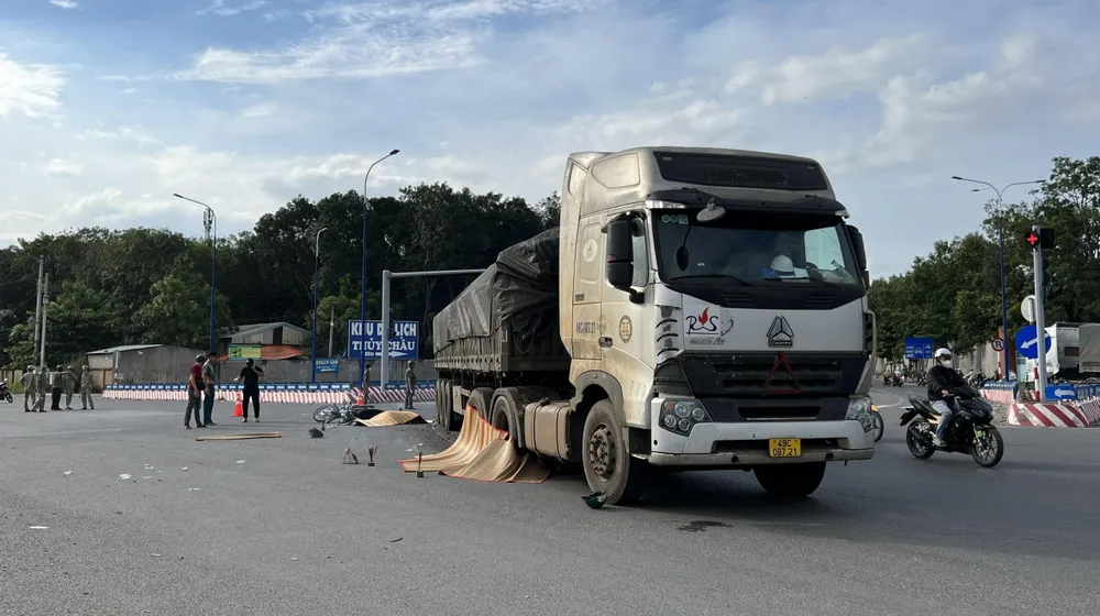 Lực lượng công an khám nghiệm hiện trường vụ tai nạn nghiêm trọng. Ảnh: LA