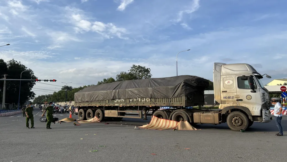 Lực lượng công an đang khám nghiệm hiện trường vụ tai nạn giao thông gây hậu quả nghiêm trọng. Ảnh: LA