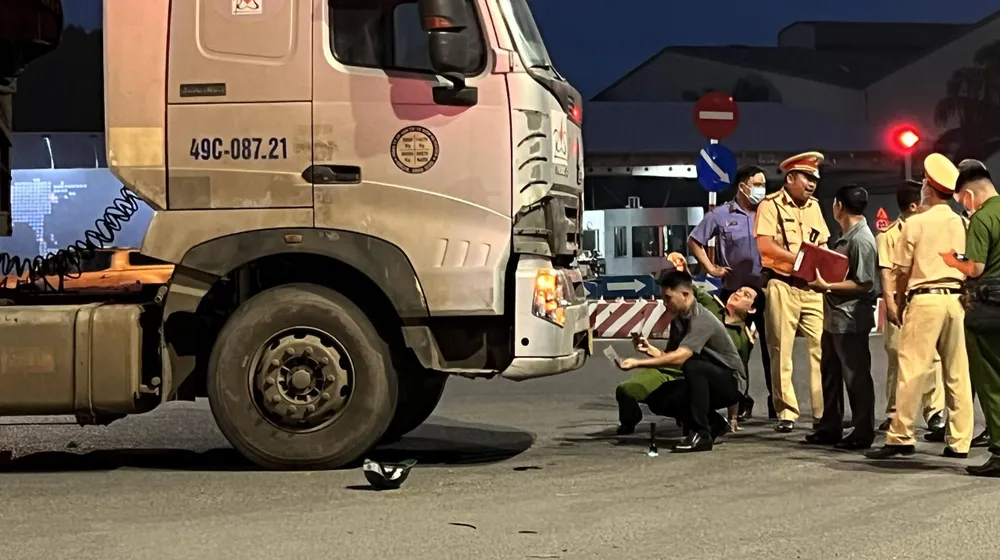 Lực lượng công an khám nghiệm hiện trường để xác định nguyên nhân vụ tai nạn nghiêm trọng. Ảnh: LA