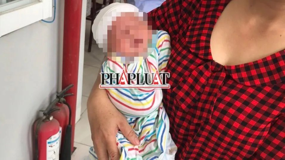 Một bé sơ sinh đang được giao dịch mua bán bị cơ quan công an bắt quả tang. Ảnh: NT Một bé sơ sinh đang được giao dịch mua bán bị cơ quan công an bắt quả tang. Ảnh: NT