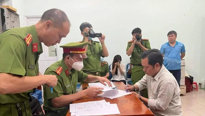 Thời điểm bắt tạm giam ông Lê Anh Xuân chủ quán karaoke An Phú. Ảnh: NT