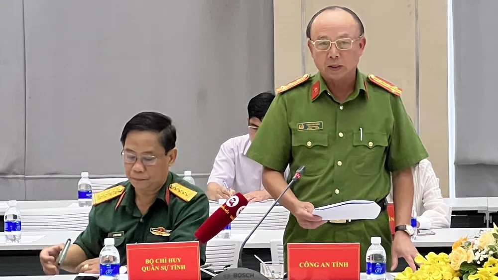 Đại tá Chính chỉ ra hàng loạt sai phạm của quán karaoke An Phú. Ảnh: LÊ ÁNH