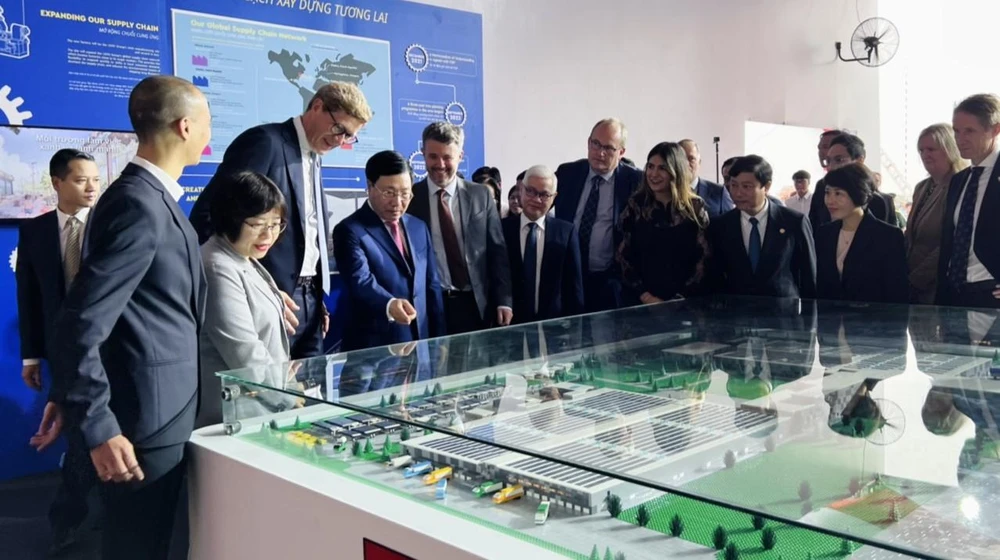 Phó Thủ tướng Thường trực Phạm Bình Minh và Thái tử kế vị Hoàng gia Đan Mạch Frederik tham quan mô hình nhà máy của LEGO. Ảnh: NT