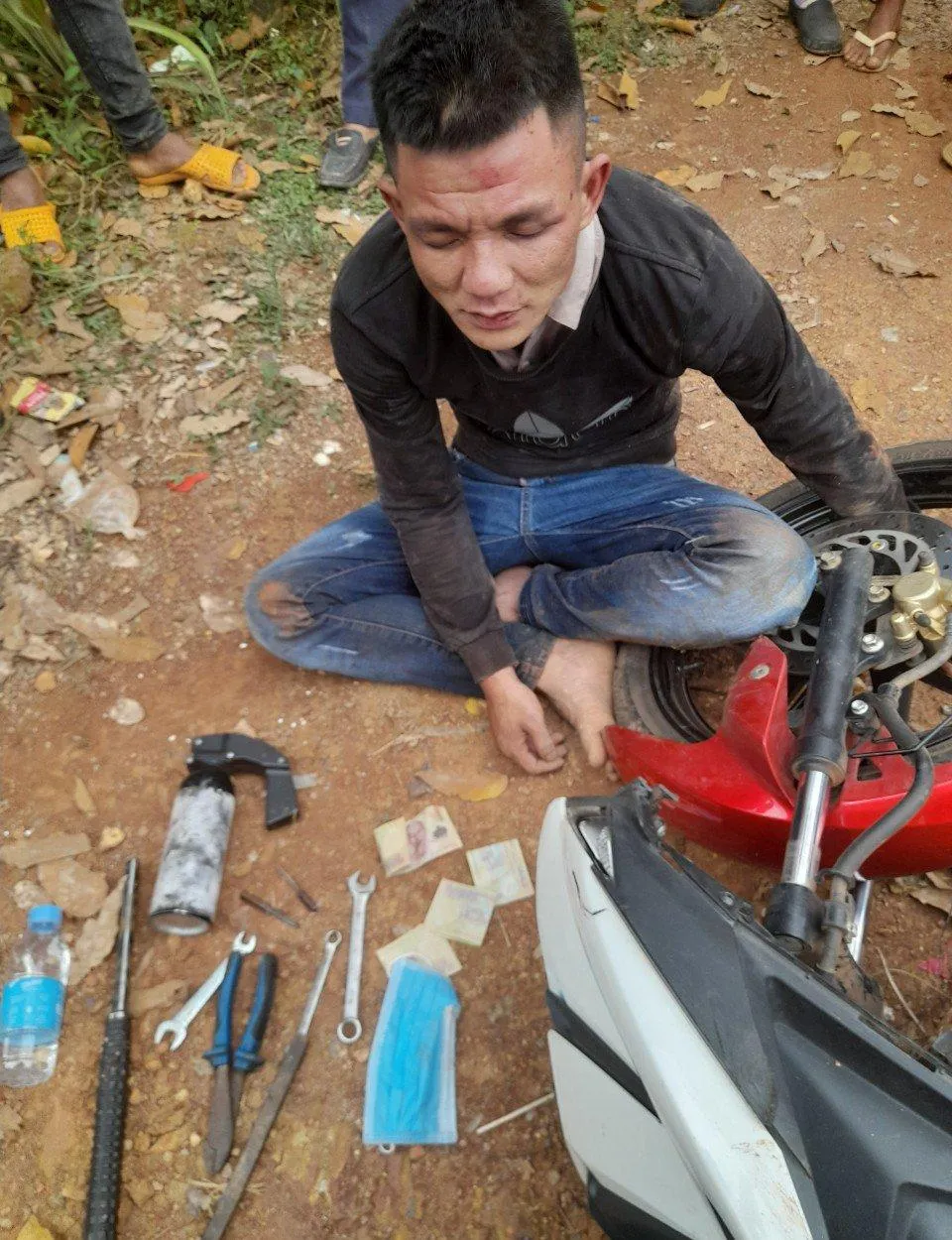 Nguyễn Đình Thuận và tang vật, dụng cụ dùng để gây án. Ảnh: PCTP Nguyễn Đình Thuận và tang vật, dụng cụ dùng để gây án. Ảnh: PCTP