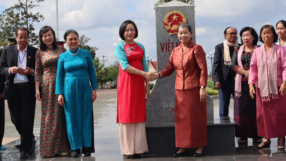 Ngày 5-11, Đoàn đại biểu cấp cao Việt Nam đón tiếp đoàn Đại biểu cấp cao Campuchia tại Cửa khẩu quốc tế Hoa Lư (huyện Lộc Ninh, tỉnh Bình Phước). Ảnh: DH