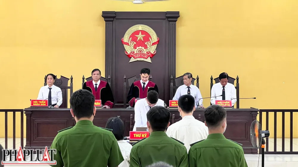 HĐXX tuyên trả hồ sơ điều tra bổ sung những tình tiết liên quan. Ảnh: LÊ ÁNH