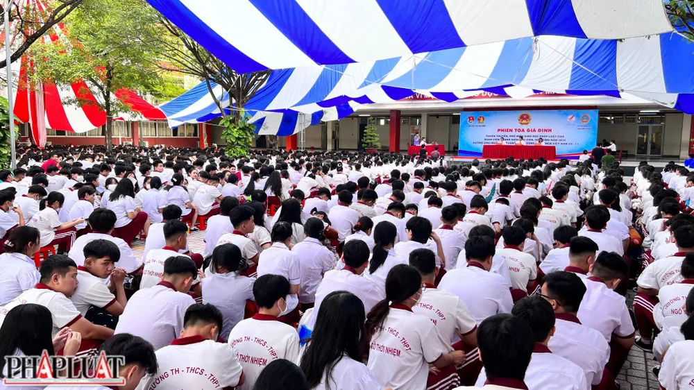 Khoảng 1000 em học sinh theo dõi phiên tòa giả định. Ảnh: LÊ ÁNH Khoảng 1000 em học sinh theo dõi phiên tòa giả định. Ảnh: LÊ ÁNH