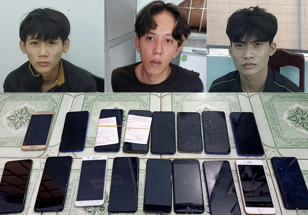 Nhóm thanh niên trộm gần 100 cái điện thoại bị tổ tuần tra 171 bắt giữ. Ảnh: CACC Nhóm thanh niên trộm gần 100 cái điện thoại bị tổ tuần tra 171 bắt giữ. Ảnh: CACC