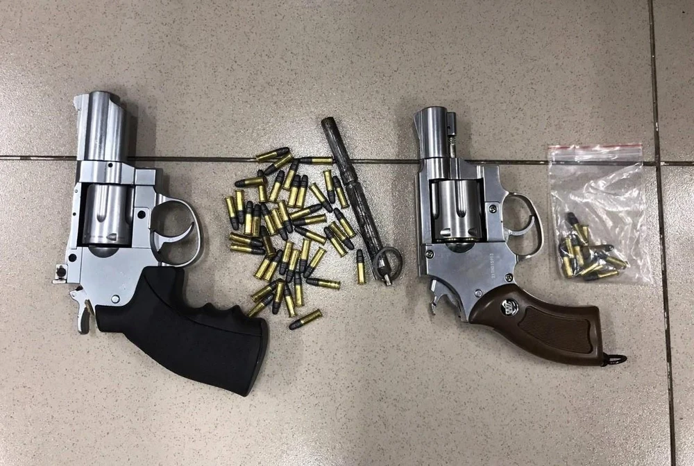 Súng, đạn, linh kiện súng và công cụ hỗ trợ thu giữ tại phòng trọ của Cường. Ảnh: CABC