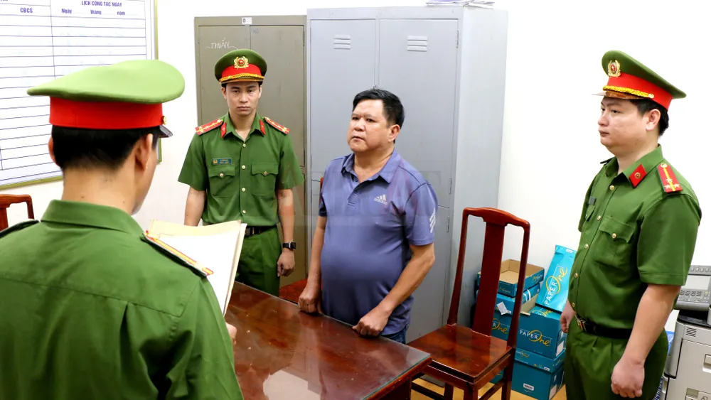 Cơ quan điều tra đọc lệnh khởi tố, bắt giam đối với Hoàng Văn Phi. Ảnh: CACC