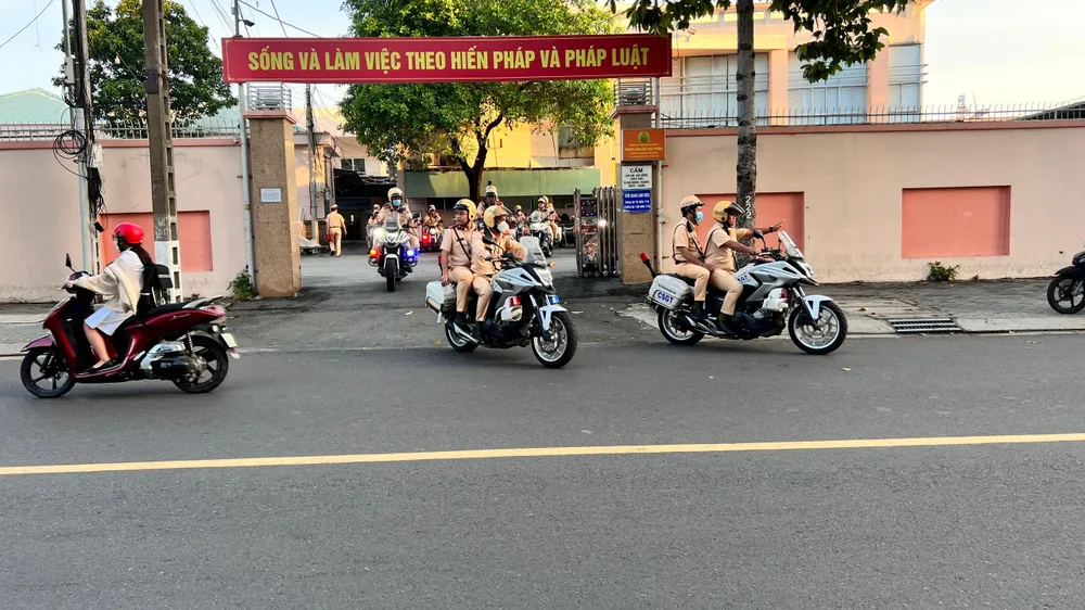 Phòng Cảnh sát giao thông ra quân đảm bảo an toàn giao thông, trật tự xã hội. Ảnh: LÊ ÁNH