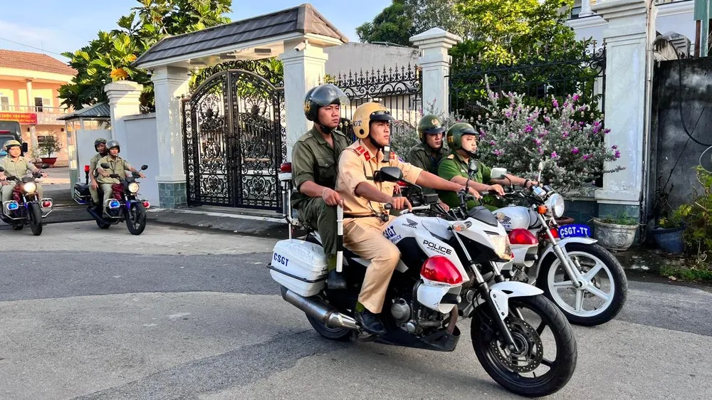 Lực lượng Cảnh sát giao thông (Công an TP Thủ Dầu Một) cũng ra quân đảm bảo an toàn giao thông, trật tự xã hội. Ảnh: LÊ ÁNH