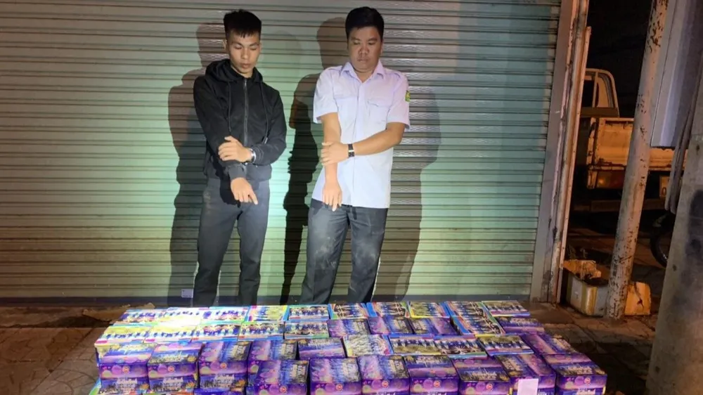 Hai nam thanh niên đang vận chuyển pháo nổ về Đồng Nai thì bị bắt. Ảnh: DH tuon-phao-lau-vao-viet-nam-binh-phuoc