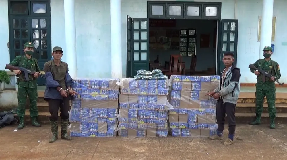Nửa tấn pháo nổ đang được tuồn vào Việt Nam bị lực lượng biên phòng bắt giữ. Ảnh: BP tuon-phao-lau-vao-viet-nam-binh-phuoc