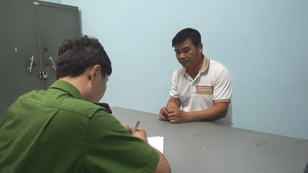 Gã xe ôm giả danh công an đi lừa đảo bị bắt. Ảnh: CACC gia-danh-cong-an-lua-dao-binh-duong