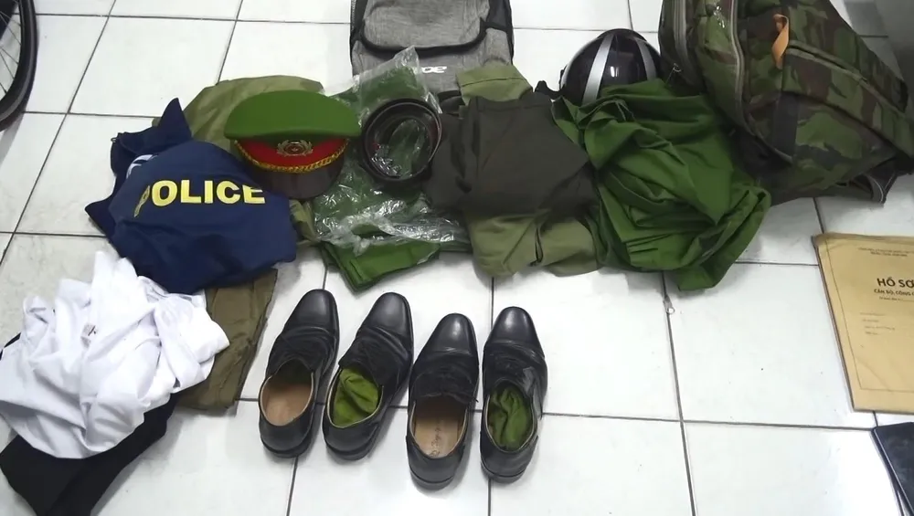 Trang phục công an Lập mua trên mạng để sử dụng cho mục đích lừa đảo. Ảnh: CACC gia-danh-cong-an-lua-dao-binh-duong