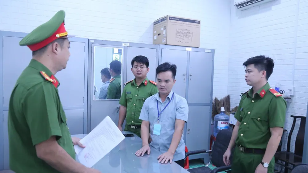 Nguyễn Hữu Thái (30 tuổi) Tổng GĐ Công ty Cổ phần thương mại dịch vụ địa ốc Thăng Long Real mới bị bắt vì hành vi lừa đảo chiếm đoạt tài sản. Ảnh: LÊ ÁNH Nguyễn Hữu Thái (30 tuổi) Tổng GĐ Công ty Cổ phần thương mại dịch vụ địa ốc Thăng Long Real mới bị bắt vì hành vi lừa đảo chiếm đoạt tài sản. Ảnh: LÊ ÁNH