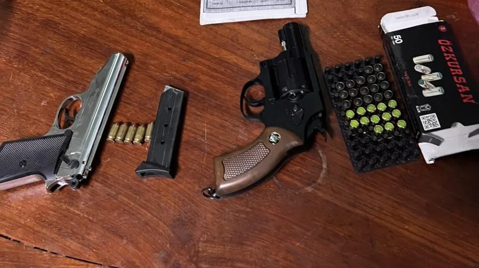 Hoàng khai nhận đã thành công 6 khẩu súng. Ảnh: CACC Hoàng khai nhận đã thành công 6 khẩu súng. Ảnh: CACC