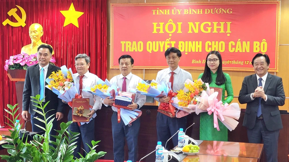 Tỉnh ủy Bình Dương trao quyết định bổ nhiệm cho bà Hà Thanh (thứ hai từ phải sang) cùng các quyết định cán bộ khác. Ảnh: LA