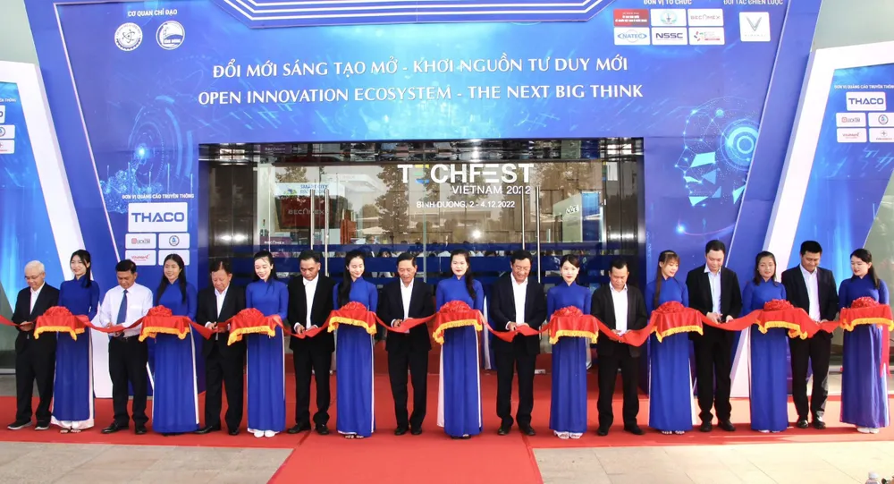 Lãnh đạo UBND tỉnh Bình Dương và Bộ Khoa học và Công nghệ cắt băng khai mạc chuỗi hoạt động ngày hội khởi nghiệp đổi mới sáng tạo quốc gia. Ảnh: BD Lãnh đạo UBND tỉnh Bình Dương và Bộ Khoa học và Công nghệ cắt băng khai mạc chuỗi hoạt động ngày hội khởi nghiệp đổi mới sáng tạo quốc gia. Ảnh: BD