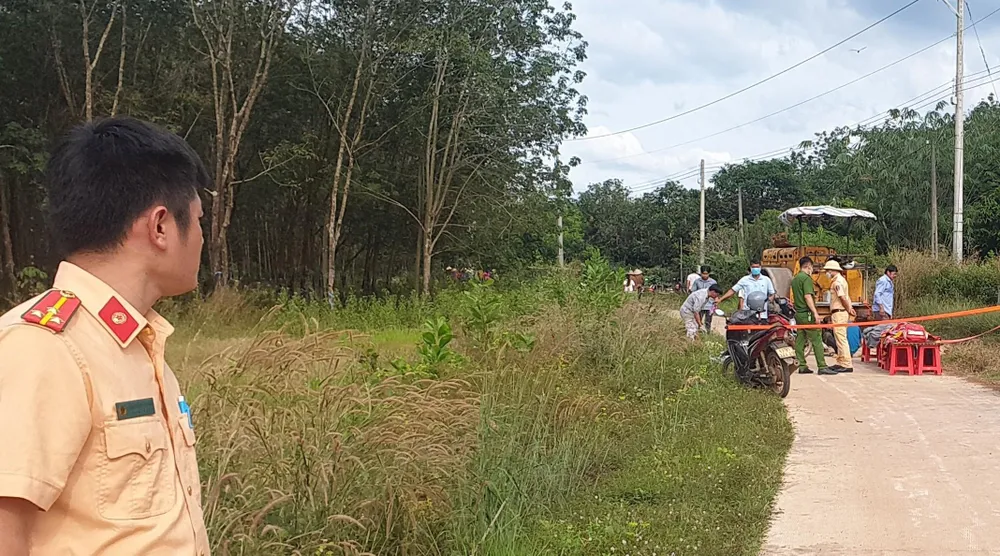 Lực lượng công an khám nghiệm hiện trường để điều tra nguyên nhân vụ tai nạn. Ảnh: TT Lực lượng công an khám nghiệm hiện trường để điều tra nguyên nhân vụ tai nạn. Ảnh: TT