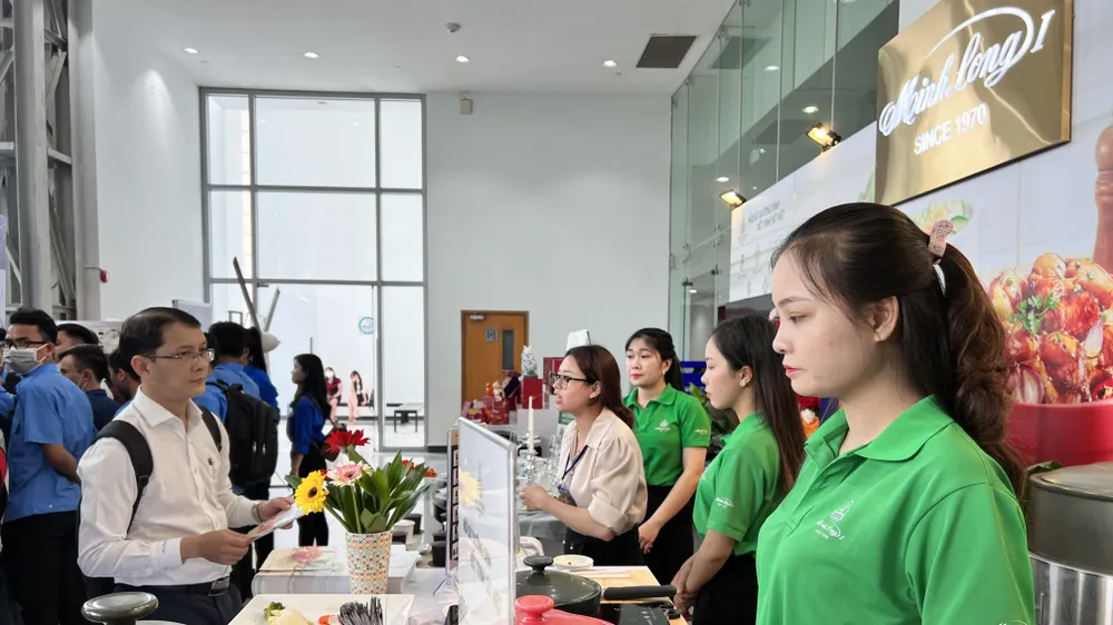 Công ty TNHH Minh Long 1 có gian hàng trưng bày và giới thiệu những sản phẩm sứ gia dụng ứng dụng tốt việc đổi mới sáng tạo và ứng dụng khoa học công nghệ trong hoạt động sản xuất kinh doanh.