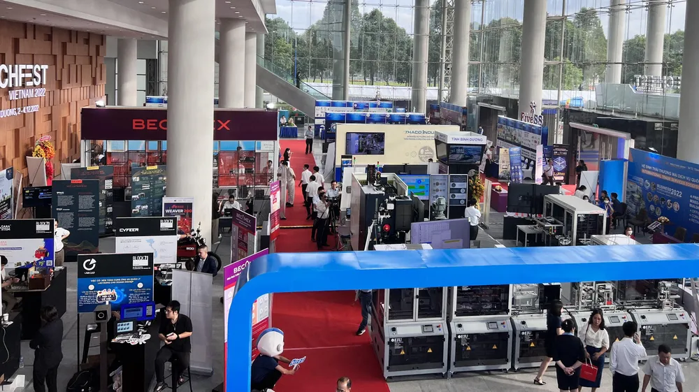 Hàng trăm gian hàng tại triển lãm của ngày hội Techfest VietNam tại Bình Dương