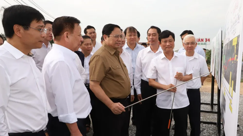 Thủ tướng nghe Bình Dương báo cáo tiến độ các công trình trọng điểm kết nối vùng. Ảnh: BD