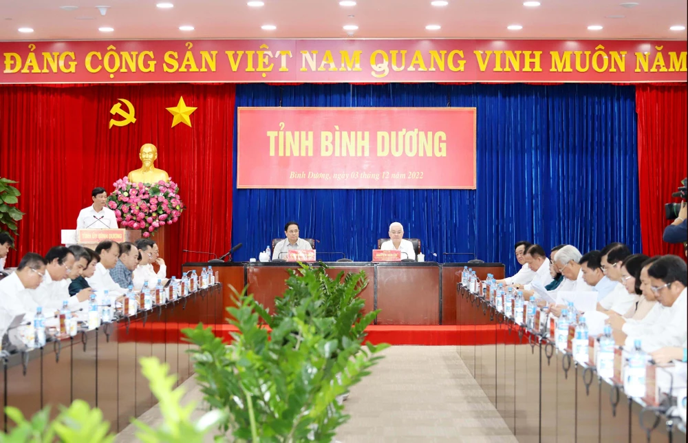 Ông Võ Văn Minh-Chủ tịch UBND tỉnh Bình Dương báo cáo tình hình tại Bình Dương với Thủ tướng. Ảnh: BD