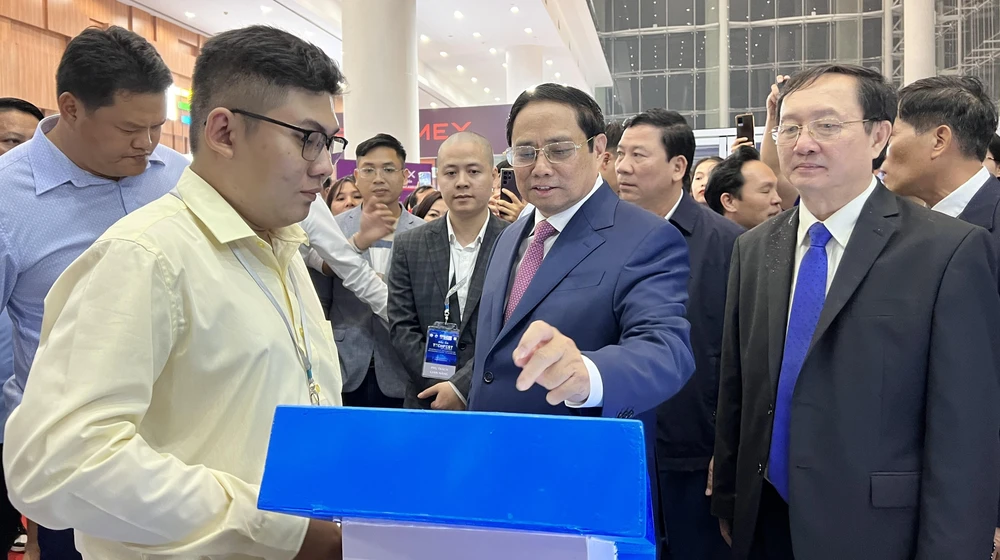 Thủ tướng đến thăm gian hàng của Trường Đại học Thủ Dầu Một. Thủ tướng đến thăm gian hàng của Trường Đại học Thủ Dầu Một.