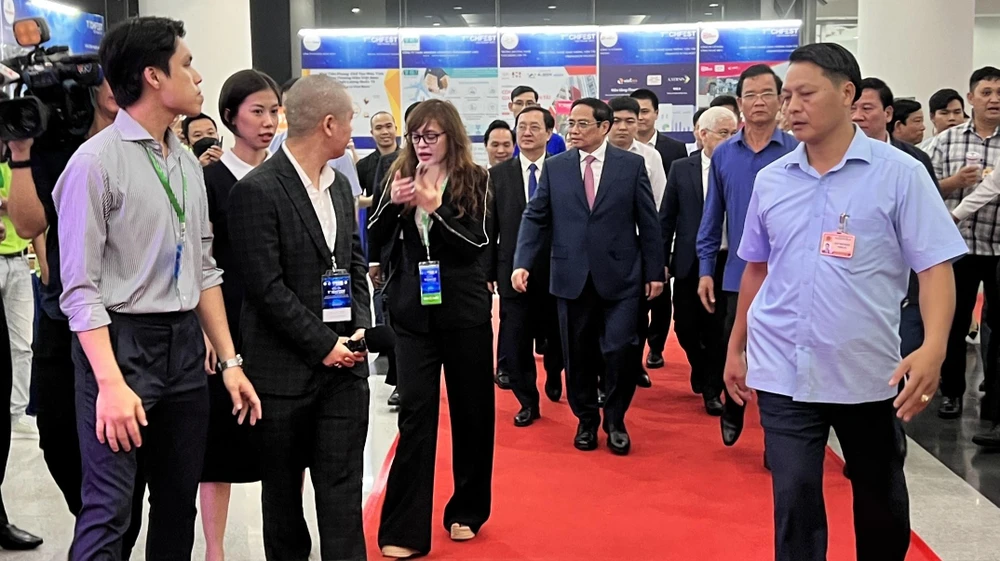 Thủ tướng đi tham quan khu triển lãm với 250 gian hàng. Thủ tướng đi tham quan khu triển lãm với 250 gian hàng.