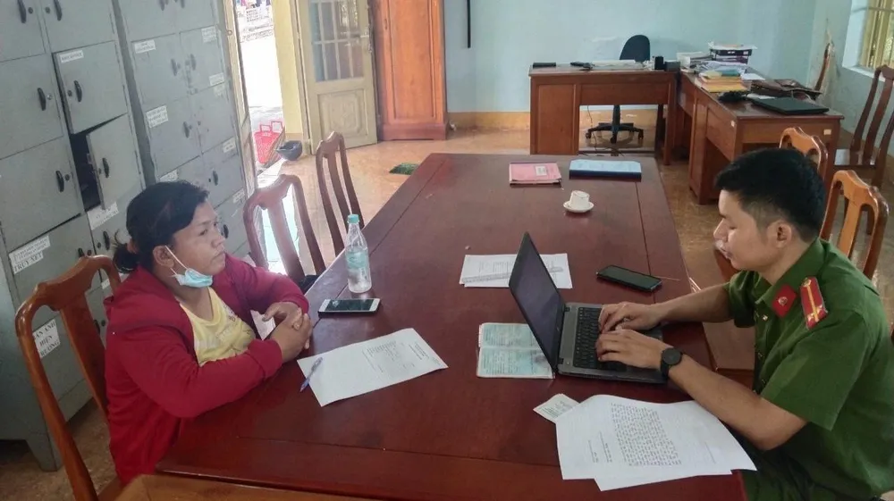 Hằng bị bắt sau 10 năm bỏ trốn. Ảnh: CACC Hằng bị bắt sau 10 năm bỏ trốn. Ảnh: CACC