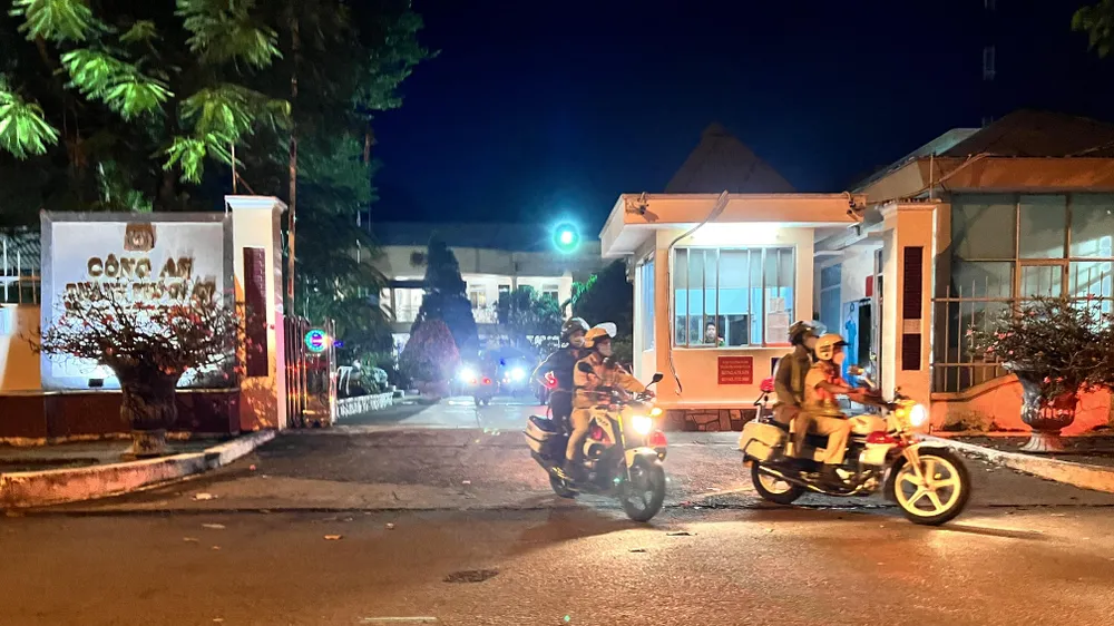 Tổ tuần tra đặc biệt 171 (Công an TP Dĩ An) ra quân tuần tra phòng chống các loại tội phạm. Ảnh: LÊ ÁNH