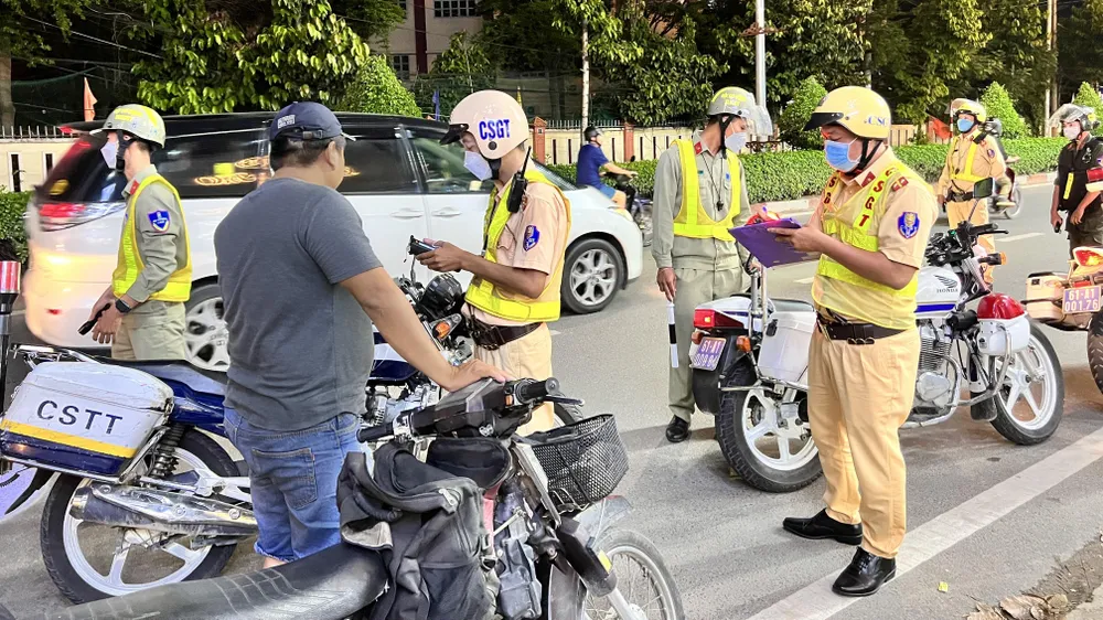 Những người nào có dấu hiệu vi phạm đều bị tổ 171 ra tín hiệu dừng xe để kiểm tra. Ảnh: LÊ ÁNH