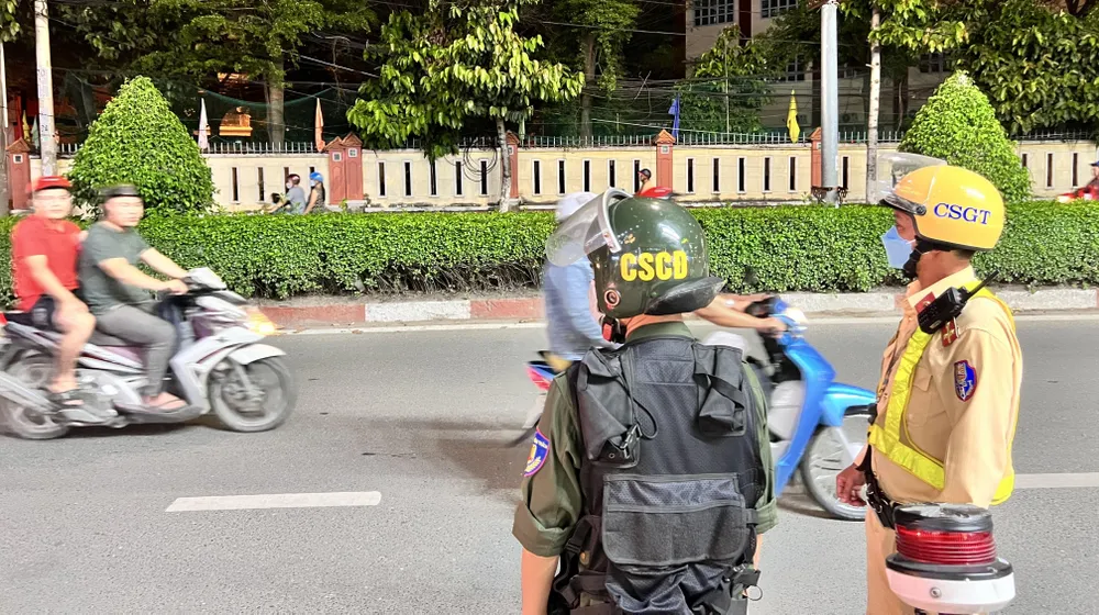 Tổ 171 tuần tra xuyên đêm đảm bảo ổn định tình hình ANTT. Ảnh: LÊ ÁNH