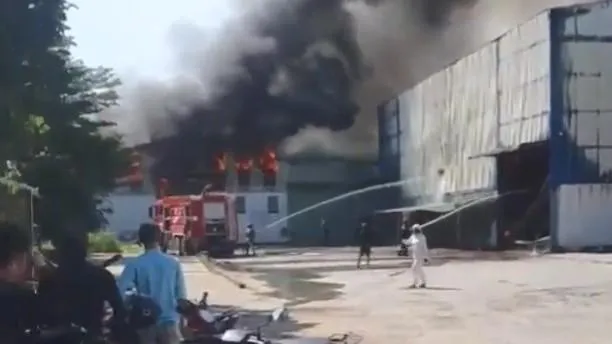 Ngọn lửa bao trùm hai khu nhà xưởng. Ảnh: LA