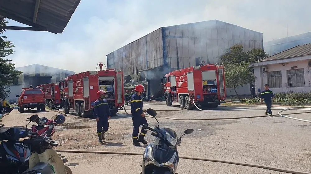 Rất đông lực lượng PCCC đã được huy động đến hiện trường để dập tắt đám cháy. Ảnh: LA