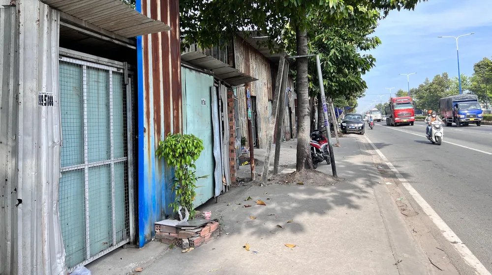 Dãy kiot nơi nạn nhân bị giết, cướp tài sản. Ảnh: LÊ ÁNH