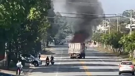 Chiếc xe tải bất ngờ bốc cháy khi đang lưu thông trên đường. Ảnh: Người dân cung cấp Chiếc xe tải bất ngờ bốc cháy khi đang lưu thông trên đường. Ảnh: Người dân cung cấp