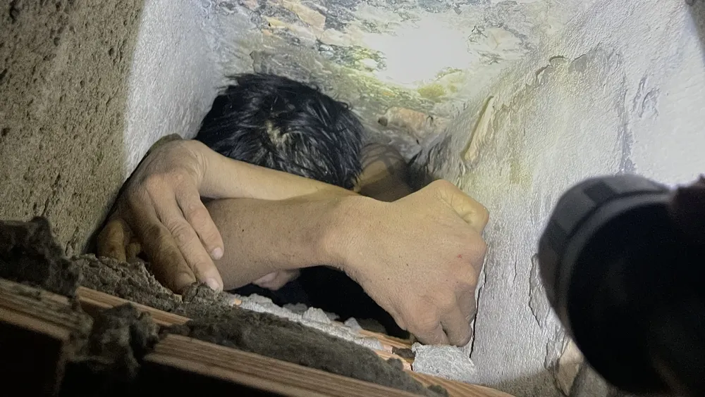 Nam thanh niên nghi trộm xe máy trốn vào ống thông hơi và bị mắc kẹt. Ảnh: CACC Nam thanh niên nghi trộm xe máy trốn vào ống thông hơi và bị mắc kẹt. Ảnh: CACC