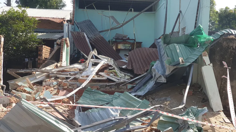 Hai căn nhà của đồng nghiệp bị Hải dùng xe máy múc phá sập hoàn toàn. Ảnh: LA